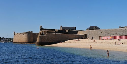 Plage de Port-Louis et son rempart